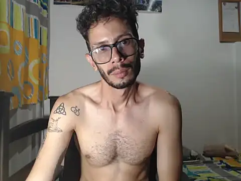 Snapshot of alisterxxx chatting on June 2026 01:16:02 AM alisterxxx online show from June 2026 01:16:02 AM