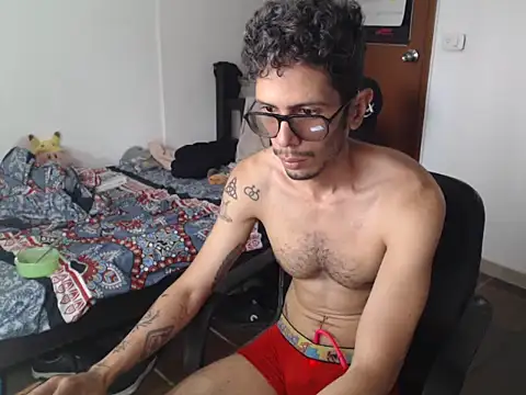 Snapshot of alisterxxx chatting on July 2026 02:40:02 PM alisterxxx online show from July 2026 02:40:02 PM