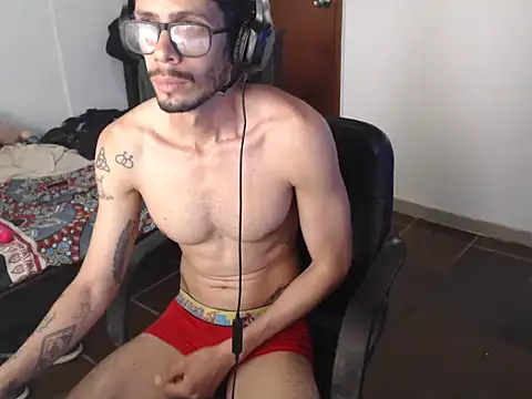 Snapshot of alisterxxx chatting on May 2026 06:03:01 PM alisterxxx online show from May 2026 06:03:01 PM