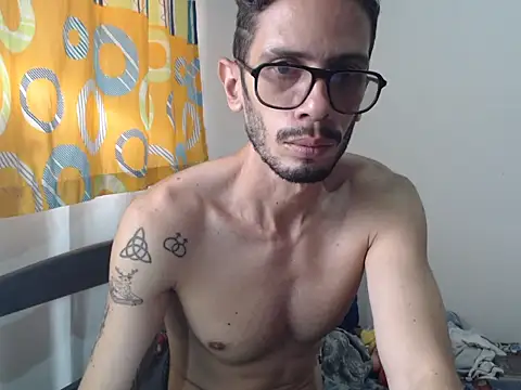 Snapshot of alisterxxx chatting on May 2026 03:53:02 PM alisterxxx online show from May 2026 03:53:02 PM