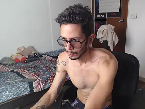 Snapshot of alisterxxx chatting on May 2026 03:11:02 PM alisterxxx online show from May 2026 03:11:02 PM