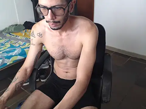 Snapshot of alisterxxx chatting on June 2026 05:52:02 PM alisterxxx online show from June 2026 05:52:02 PM
