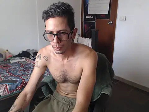Snapshot of alisterxxx chatting on July 2026 03:30:01 PM alisterxxx online show from July 2026 03:30:01 PM