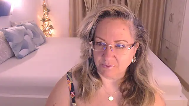 Raisshy online show from November 2025 04:48:02 AM