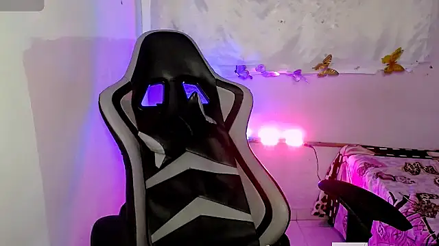 ninatiny online show from October 2025 08:23:02 AM