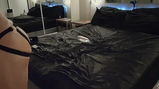 MikyFoxx online show from November 2025 07:19:01 AM