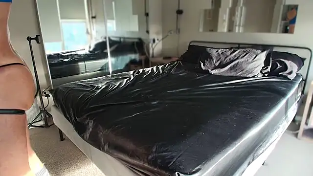 MikyFoxx online show from December 2025 10:37:02 PM