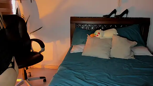 Ariella tits online show from March 2026 11:00:01 PM