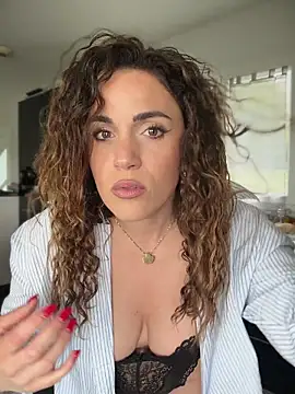 Clara-xoxo online show from March 2026 12:01:01 PM