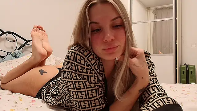 Eziliz online show from November 2025 10:14:01 PM