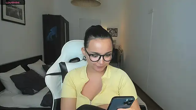 Snapshot of Tiffany_Flynn chatting on December 2024 10:12:01 PM Tiffany Flynn online show from December 2024 10:12:01 PM