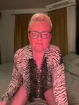 Gizzithehotone online show from April 2026 09:43:01 PM