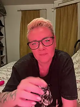 Gizzithehotone online show from February 2026 06:08:01 PM