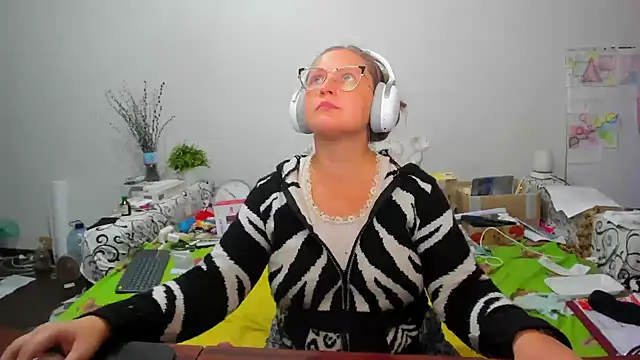 IamYourNarcotic online show from November 2025 02:43:01 PM