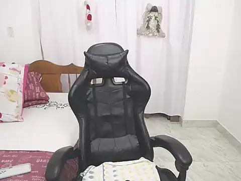 yeslluisa online show from December 2025 01:49:01 PM