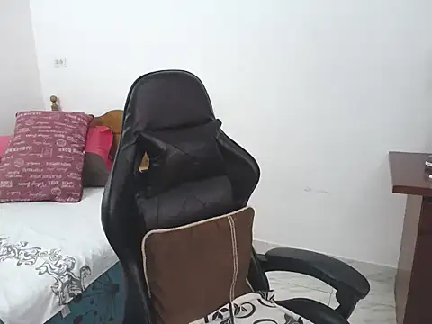 yeslluisa online show from June 2026 07:44:02 PM