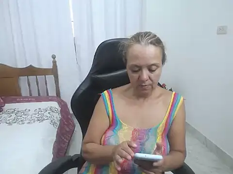 yeslluisa online show from May 2026 08:28:02 PM