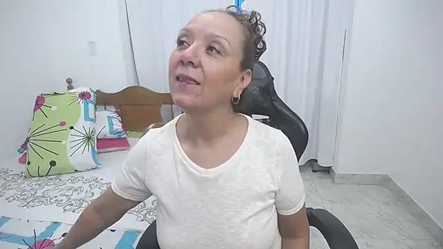 yeslluisa online show from November 2025 04:44:02 PM