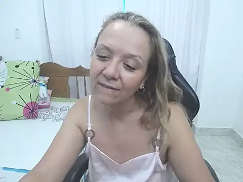 yeslluisa online show from November 2025 07:18:02 PM