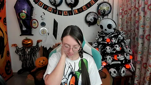 Snapshot of linda-schmidt chatting on October 2025 03:07:01 AM linda-schmidt online show from October 2025 03:07:01 AM