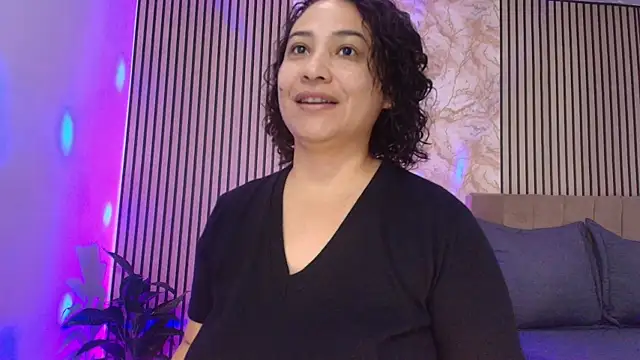 JuliRamirez online show from January 2026 12:22:01 PM