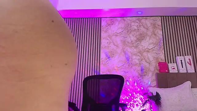 JuliRamirez online show from February 2026 01:35:02 PM