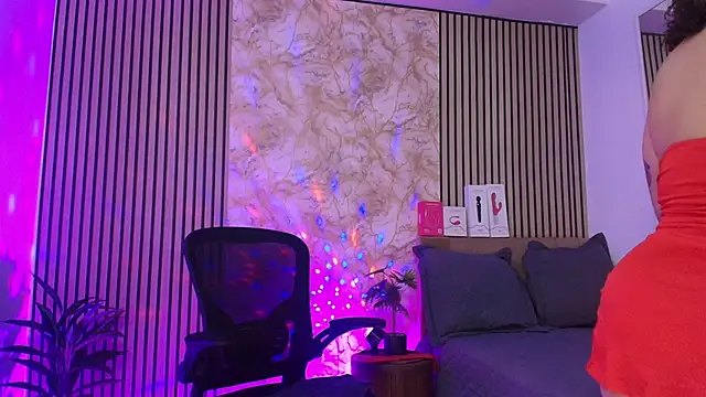 JuliRamirez online show from November 2025 12:15:02 PM