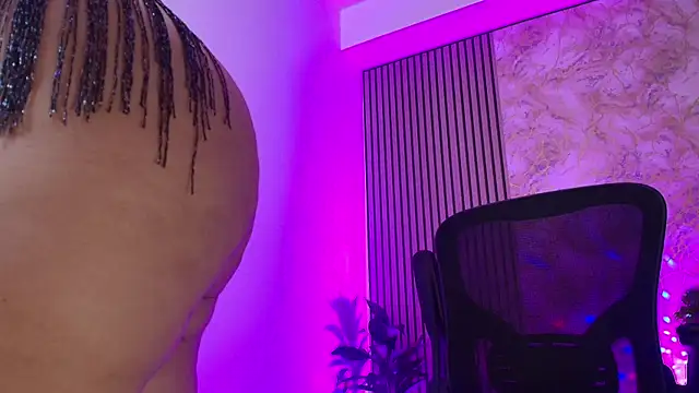 JuliRamirez online show from November 2025 12:20:01 PM