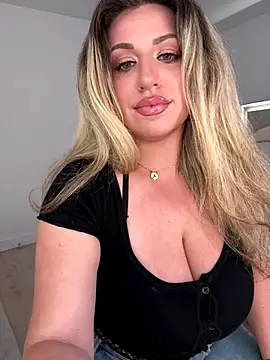 Snapshot of miamellycious chatting on September 2025 04:43:02 PM miamellycious online show from September 2025 04:43:02 PM