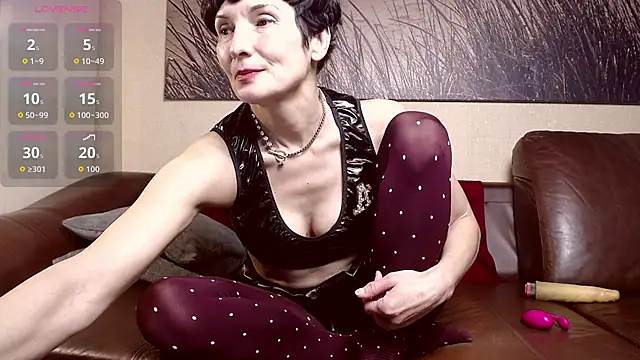 Snapshot of ElizabethLong chatting on November 2025 08:34:02 PM ElizabethLong online show from November 2025 08:34:02 PM