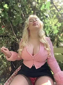 Snapshot of LaraHollywood chatting on September 2025 06:30:01 AM LaraHollywood online show from September 2025 06:30:01 AM