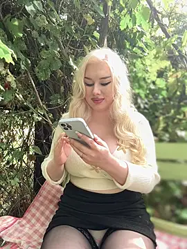 Snapshot of LaraHollywood chatting on September 2025 06:18:02 AM LaraHollywood online show from September 2025 06:18:02 AM