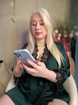 LaraHollywood online show from November 2025 06:50:01 AM