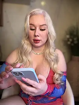 Snapshot of LaraHollywood chatting on October 2025 06:15:01 AM LaraHollywood online show from October 2025 06:15:01 AM