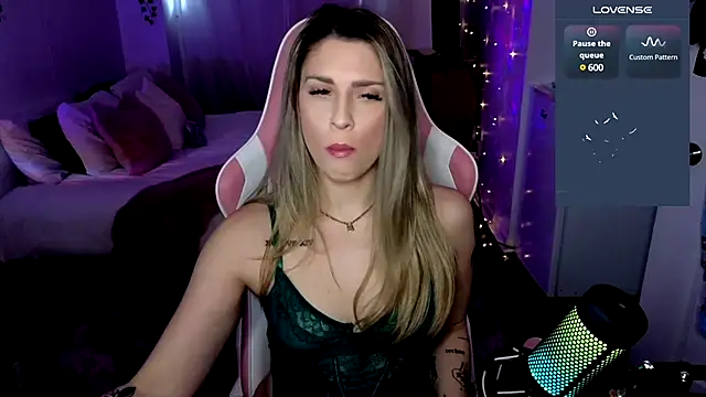 Snapshot of queenxlexy chatting on December 2024 08:04:01 PM queenxlexy online show from December 2024 08:04:01 PM