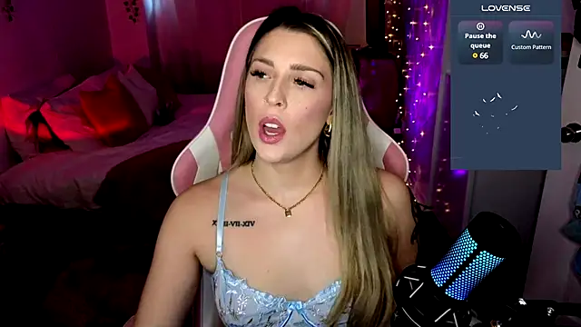 Snapshot of queenxlexy chatting on December 2024 08:40:02 PM queenxlexy online show from December 2024 08:40:02 PM