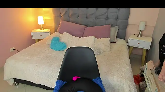 Snapshot of _Abril_W chatting on November 2025 02:43:01 AM Abril W online show from November 2025 02:43:01 AM