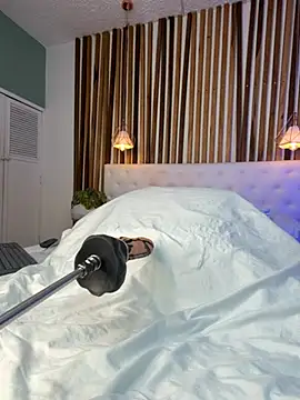 valerie lya online show from February 2026 01:00:01 PM