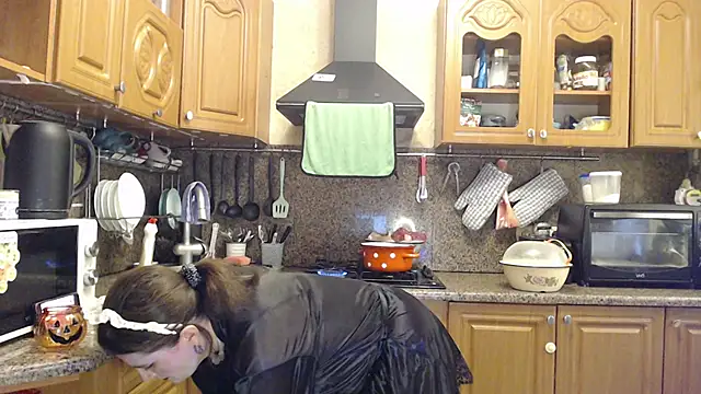 Snapshot of LizaCakes chatting on October 2025 12:24:02 PM LizaCakes online show from October 2025 12:24:02 PM