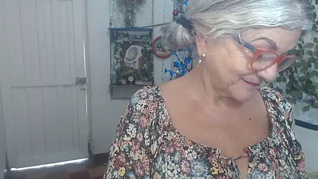 Snapshot of FunnyGrandma chatting on December 2025 06:45:01 PM FunnyGrandma online show from December 2025 06:45:01 PM