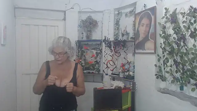 Snapshot of FunnyGrandma chatting on October 2025 03:05:01 AM FunnyGrandma online show from October 2025 03:05:01 AM