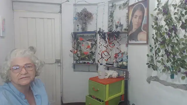 FunnyGrandma online show from October 2025 02:33:02 AM