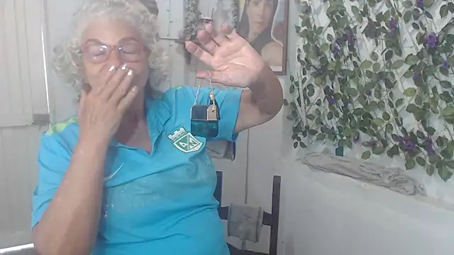 Snapshot of FunnyGrandma chatting on November 2025 06:33:01 PM FunnyGrandma online show from November 2025 06:33:01 PM