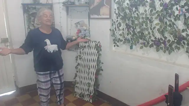 Snapshot of FunnyGrandma chatting on December 2025 05:01:01 PM FunnyGrandma online show from December 2025 05:01:01 PM