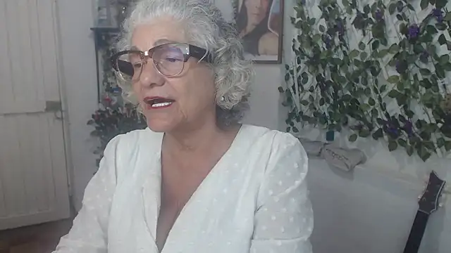 Snapshot of FunnyGrandma chatting on November 2025 01:42:01 AM FunnyGrandma online show from November 2025 01:42:01 AM