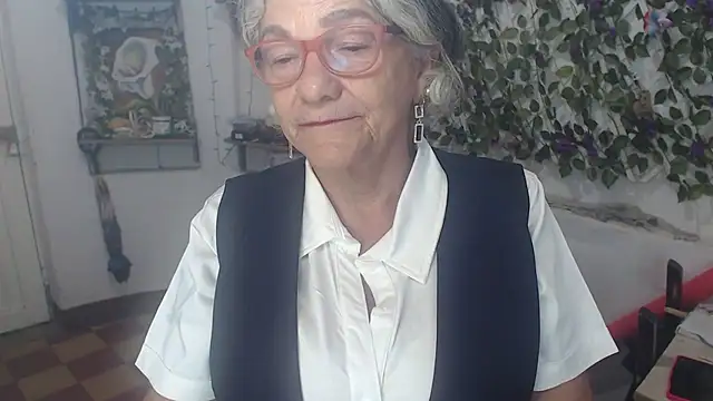 Snapshot of FunnyGrandma chatting on December 2025 12:44:01 AM FunnyGrandma online show from December 2025 12:44:01 AM
