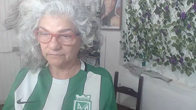 Snapshot of FunnyGrandma chatting on November 2025 01:20:01 AM FunnyGrandma online show from November 2025 01:20:01 AM