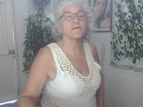 Snapshot of FunnyGrandma chatting on November 2025 06:18:01 PM FunnyGrandma online show from November 2025 06:18:01 PM