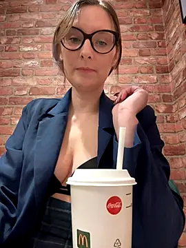 The Snowwhitee online show from December 2025 09:04:02 PM