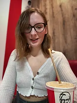 Snapshot of The_Snowwhitee chatting on February 2026 07:25:01 PM The Snowwhitee online show from February 2026 07:25:01 PM